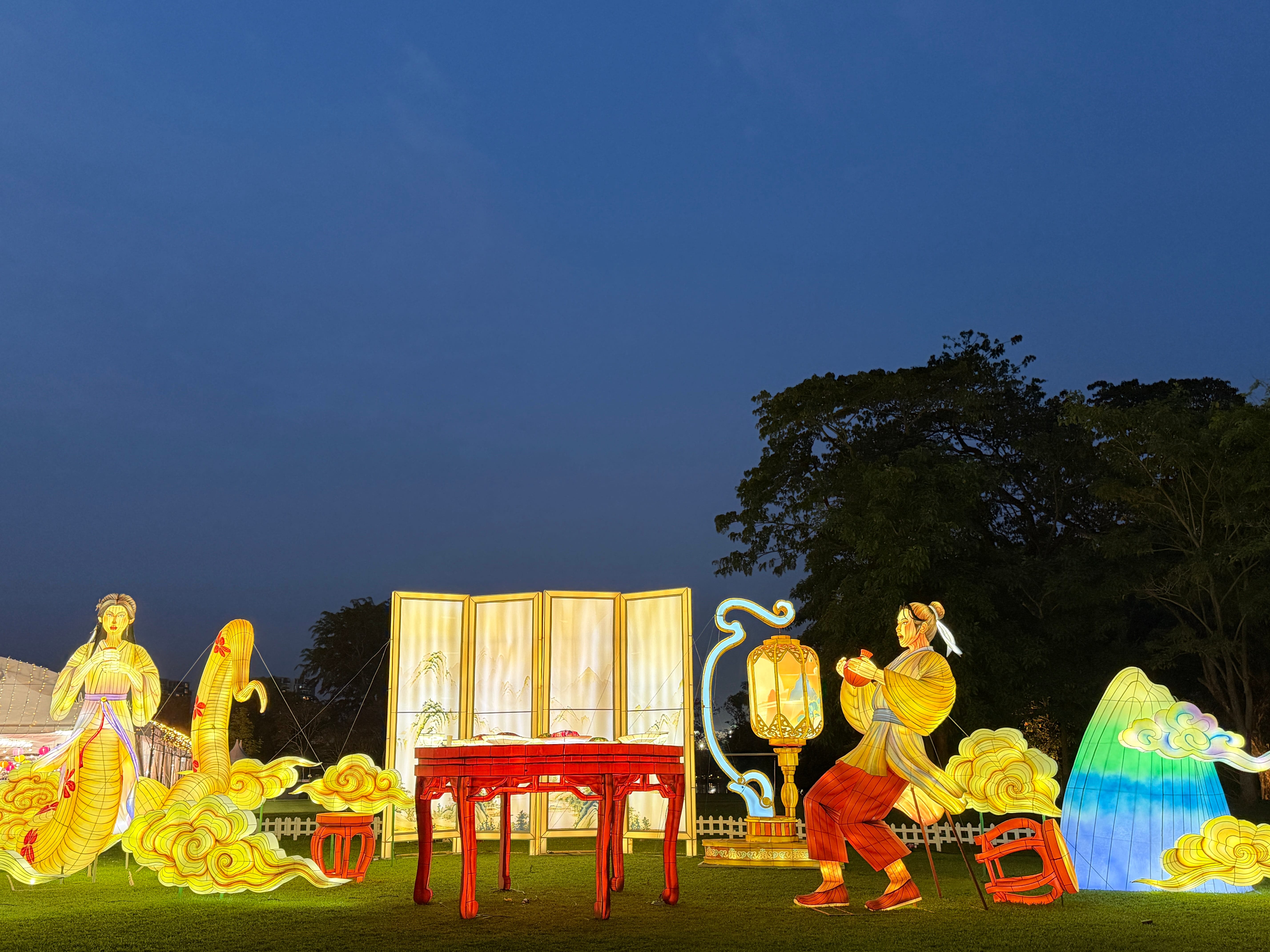 lantern display of Xu Xian in shock and terror at Bai Suzhen's reversion to a snake spirit after consuming realgar wine
